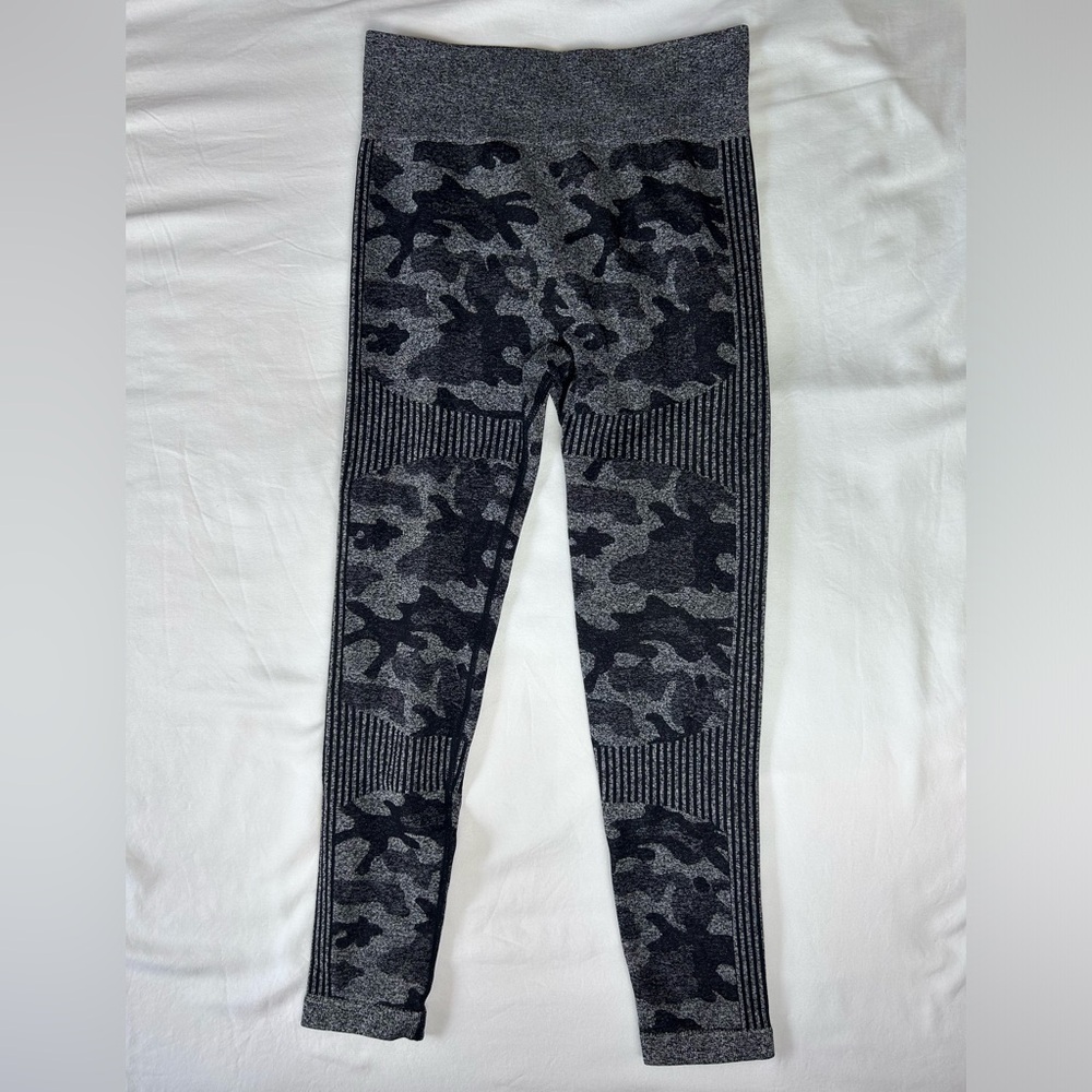 Never worn seamless, black and gray contoured leggings